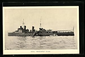 Postcard Britischer Kreuzer H.M.S. Newcastle auf hoher See