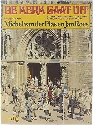 Image du vendeur pour De kerk gaat uit - Familiealbum van een halve eeuw katholiek leven in Nederland mis en vente par Untje.com