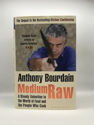 Immagine del venditore per MEDIUM RAW : A BLOODY VALENTINE TO THE WORLD OF FOOD AND THE PEOPLE WHO COOK venduto da Surrey Hills Books