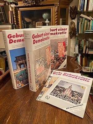 Bild des Verkufers fr (Kassette) : Geburt einer Demokratie: Wir ber uns - Eine authentische Zeitdokumentation aus Sicht der DDR - erlebt und kommentiert vom Anfang bis zum Neubeginn: 1 Videokassette (60 Minuten VHS.- 2. Tonkassette (30 Minuten MC).- 3. Textdokumentation (68 Seiten).- 4. Historisches Erinnerungsstck (Originalstck der Berliner Mauer mit Echtheitszertifikat).- 5. Sonder-Postwertzeichen 'Wir sind das Volk'.- zum Verkauf von Antiquariat an der Stiftskirche