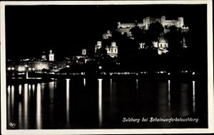 Ansichtskarte / Postkarte Salzburg in Österreich, Altstadt und Festung bei Nacht, Scheinwerferbel...