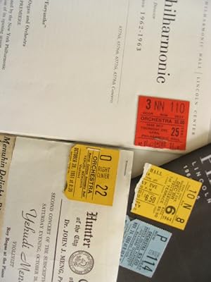 Konvolut von 3 originalen Eintrittskarten nebst Beiheften zum Konzert, Menuhin, Strawinsky, Hinde...
