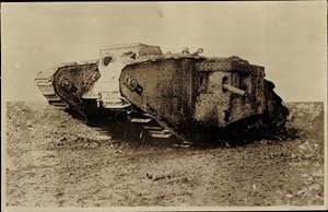 Foto Ansichtskarte / Postkarte Eroberter englischer Mark I. Panzer, Tank, Schlachtfeld, I. WK