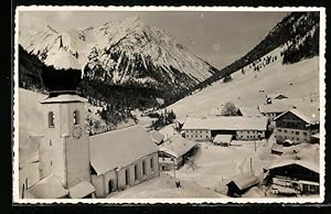 Foto-Ansichtskarte Namlos /Lechtaler Alpen, Ortspartie mit Kirche im Schnee