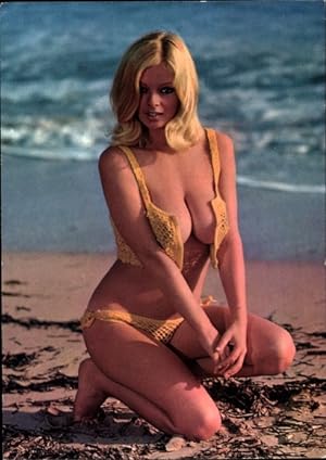 Bild des Verkufers fr Ansichtskarte / Postkarte Pin Up Girl, Erotik, Frauenakt am Strand, Busen, Beine, Blondine, Bikini zum Verkauf von akpool GmbH