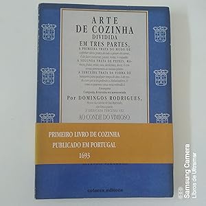 Bild des Verkufers fr Arte de cozinha dividida en tres partes, A primeira trata do modo de cozinhar vrios pratos de todo o gnero de carnes e de fazer conservas, pastes, tortas e empadas. A segunda trata de peixes, mariscos, frutas, ervas, ovos, lacticinios, doces, e conservas pertenecentes ao mesmo genero. A terceira trata da forma de banquetes para qualquer tempo doano e do modo com que se hospederao os Embaixadores, e como se guarnece uma mesa redonda  Estrangeira. Composta & terceira vez acrescentada por. zum Verkauf von Libros de Ultramar. Librera anticuaria.