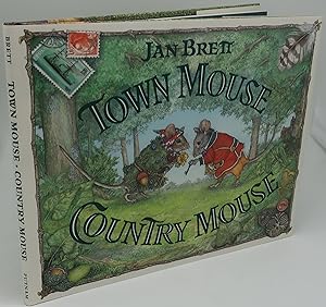 Seller image for TOWN MOUSE COUNTRY MOUSE for sale by Booklegger's Fine Books ABAA