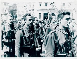 Foto Filmszene Barcelona, Soldaten, Bajonette, BRD 1952, Jordan J. von Boyadjieff - Fotograf: Hel...