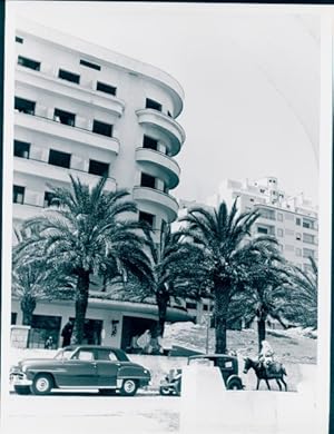 Foto Filmszene Tanger, die Stadt mit den zwei Gesichtern, Straßenpartie, Gebäude, Auto, BRD 1952 ...