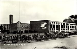 Bild des Verkufers fr Ansichtskarte / Postkarte Haaften Gelderland, School met de Bijbel zum Verkauf von akpool GmbH