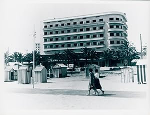 Foto Filmszene Tanger, die Stadt mit den zwei Gesichtern, Hotel, BRD 1952, Jordan J. von Boyadjie...
