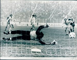 Foto Fußball, HSV gegen Bayer Leverkusen, Torwart Greiner, 1983
