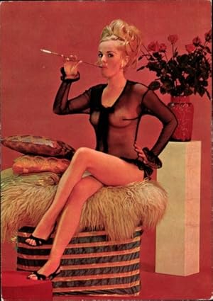 Bild des Verkufers fr Ansichtskarte / Postkarte Blondine in Reizwsche, Lange Beine, Busen, Zigarette zum Verkauf von akpool GmbH