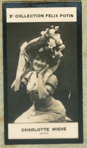 Photographie de la collection Félix Potin (4 x 7,5 cm) représentant : Charlotte Wiehe, comédienne...