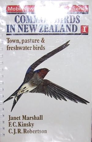 Bild des Verkufers fr Common Birds in New Zealand, Vol. 1 : Town, pasture & freshwater birds (Mobil New Zealand Nature Series) zum Verkauf von WeBuyBooks