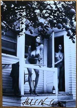 Helmut Newton's Playmates Roberta Vasquez and Ava Fabian for Playboy. 28,7 x 20,2 cm. Unten mit s...