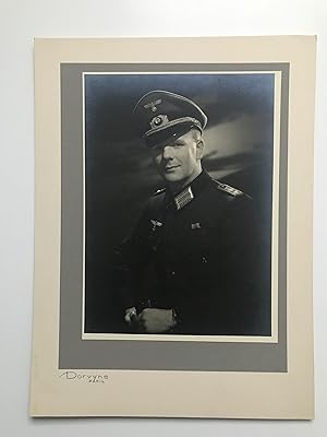 Porträt halb rechts eines Soldaten der deutschen Wehrmacht, auf Karton montiert,