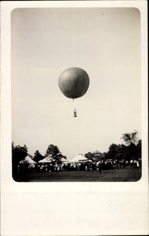 Foto Ansichtskarte / Postkarte Ballon über einem Flugfeld