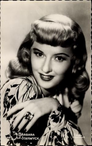 Bild des Verkufers fr Ansichtskarte / Postkarte Schauspielerin Barbara Stanwyck, Portrait, Ring zum Verkauf von akpool GmbH