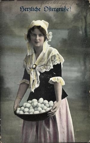 Ansichtskarte / Postkarte Glückwunsch Ostern, Frau in Kleid, Eier im korb