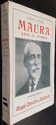 Imagen del vendedor de Maura ante el pueblo a la venta por Librera La Candela