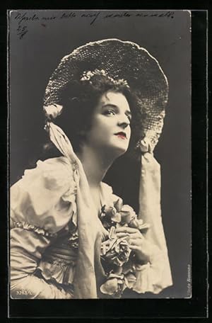 Bild des Verkufers fr Ansichtskarte Elegante Lady mit Hut und roten Lippen zum Verkauf von Bartko-Reher