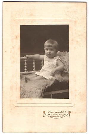Bild des Verkufers fr Fotografie Samson, Co., Essen /Ruhr, Limbeckerstrasse 12, Kleines Kind im Hemd sitzt auf einem Fell zum Verkauf von Bartko-Reher