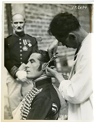 "Séance de coiffure d'un acteur non identifié aux Studio PARAMOUNT de Joinville en 1931 / Photo o...