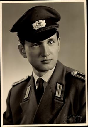 Foto Angehöriger der Deutschen Volkspolizei in Uniform, Portrait