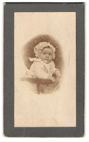 Bild des Verkufers fr Fotografie Otto Schauer, Fotograf unbekannt, Niedliches Kleinkind mit Haube zum Verkauf von Bartko-Reher