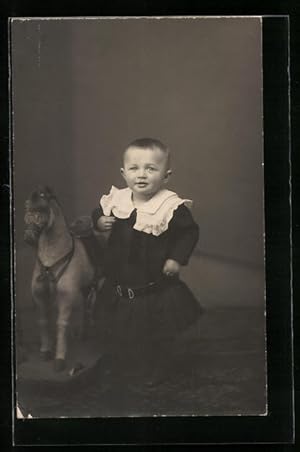 Ansichtskarte Kleiner Junge mit einem Schaukelpferd