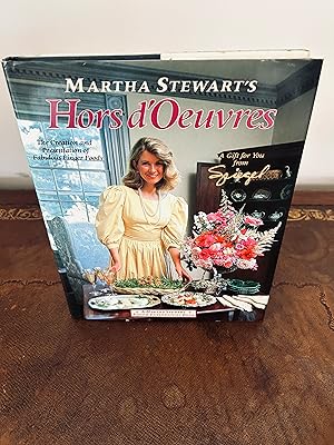 Immagine del venditore per Martha Stewart's Hors d'Oeuvres: The Creation and Presentation of Fabulous Finger Foods [FIRST EDITION, FIRST PRINTING] venduto da Vero Beach Books