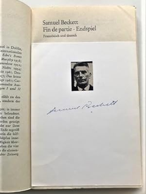 Karte mit montierter Porträtabbildung und handschriftl. Signatur "Samuel Beckett". Montiert auf T...