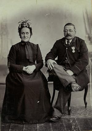 Imagen del vendedor de France Avesnes Couple Posing Medal Old Cabinet Photo Desmarez 1900 a la venta por Bits of Our Past Ltd