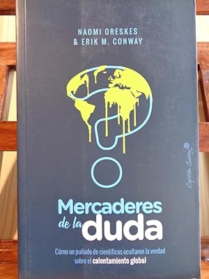 Image du vendeur pour MERCADERES DE LA DUDA. Cmo un puado de cientficos ocultaron la verdad sobre el calentamiento global. mis en vente par LIBRERA ROBESPIERRE