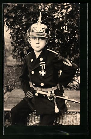 Foto-Ansichtskarte Kleiner Junge in Uniform mit Pickelhaube, Kinder Kriegspropaganda