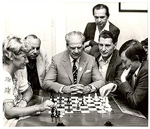 Zsuzsa Veroci - Anatoly Karpov, chess game 1981 (original press photo)