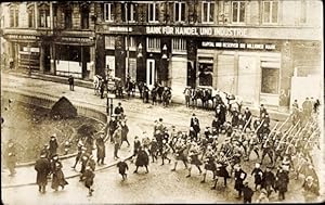 Foto Ansichtskarte / Postkarte Köln, Bank für Handel und Industrie, Parade, britische Soldaten