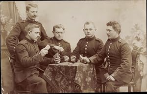 Foto Ansichtskarte / Postkarte Soldaten am Tisch spielen Karten, Kaiserzeit