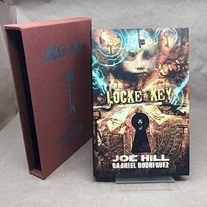 Locke & Key, Vol. 1: Welcome to Lovecraft: Hill, Joe, Rodriguez, Gabriel,  Crais, Robert: 9781600102370: : Books