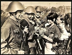 Fotografie Berlin, Parade Kampfgruppen der Arbeiterklasse DDR, FDJ-Mädchen steckt Soldaten Blumen an