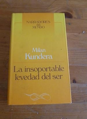 Immagine del venditore per LA INSOPORTABLE LEVEDAD DEL SER. MILAN KUNDERA. CIRCULO DE LECTORES. 1986 320 PAG venduto da LIBRERA OESTE