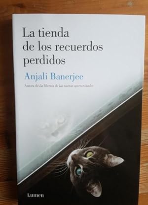 Seller image for La tienda de los recuerdos perdidos Benerjee, Anjali Publicado por Lumen (2013) 249pp for sale by LIBRERA OESTE