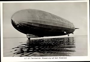 Foto Luftschiff LZ 127 Graf Zeppelin, Wasserlandung auf dem Bodensee, Aufsetzen der Führergondel ...