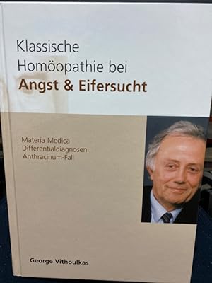 Bild des Verkufers fr Klassische Homopathie bei Angst & Eifersucht : Materia Medica, Differentialdiagnosen, Anthracinum-Fall. Dieses Buch enthlt die Mitschrift des von der Schule fr klassische Homopathie Zrich im Oktober 2001 veranstalteten Seminars sowie nachtrgliche Ergnzungen von George Vithoulkas. Die 25 wichtigsten homopathischen Arzneimittel bei ngsten und Eifersucht werden prgnant beschrieben. In der vergleichenden Materia Medica erlutert George Vithoulkas die wichtigsten Unterschiede der in Frage kommenden Mittel. Der homopathische Meister lsst uns an seinem reichen Erfahrungsschatz teilhaben. Die Lebendigkeit seines Vortragsstils, seine homopathischen und philosophischen Gedanken bereichern dieses fr den Praktiker wertvolle Buch. Das vorliegende Buch enthlt fr die Leser viele Informationen und Anregungen fr den Praxisalltag. Das umfangreiche Stichwortverzeichnis, die bersichtliche Gestaltung sowie die Leitsymptome der im Seminar besprochenen 25 homopathischen Mittel zeichnen das zum Verkauf von bookmarathon