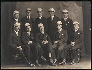 Fotografie Gruppenbild Studenten im Anzug mit Mütze - Stürmer