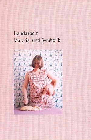 Immagine del venditore per Handarbeit : Material und Symbolik ; [anl�sslich der Ausstellung Handarbeit. Material und Symbolik, 3.3. - 25.8.2013, Museum Kunst der Westk�ste, Alkersum. F�hr] / Museum Kunst der Westk�ste. Hrsg. von Thorsten Sadowsky. [Autoren Thorsten Sadowsky ; Lea Heim ; Martina Nommsen. �bers. Bram Opstelten] venduto da Licus Media