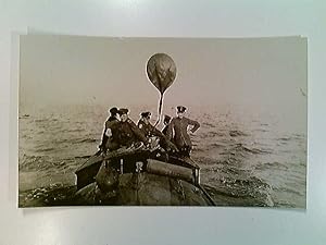 Fotografie, Boot mit Soldaten und Wetterballon, dt. Marine, Uniformen, ca. 1916