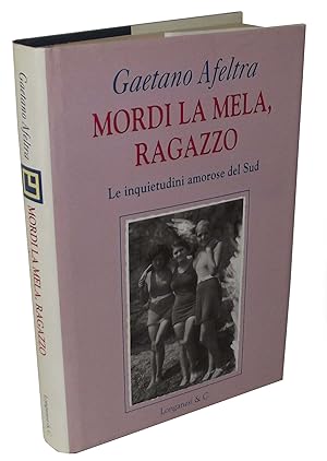 Mordi la mela ragazzo