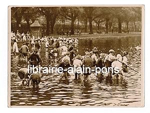 The Children's paradise. A happy snapshot at the lake in Victoria Park, London - Le paradis des e...